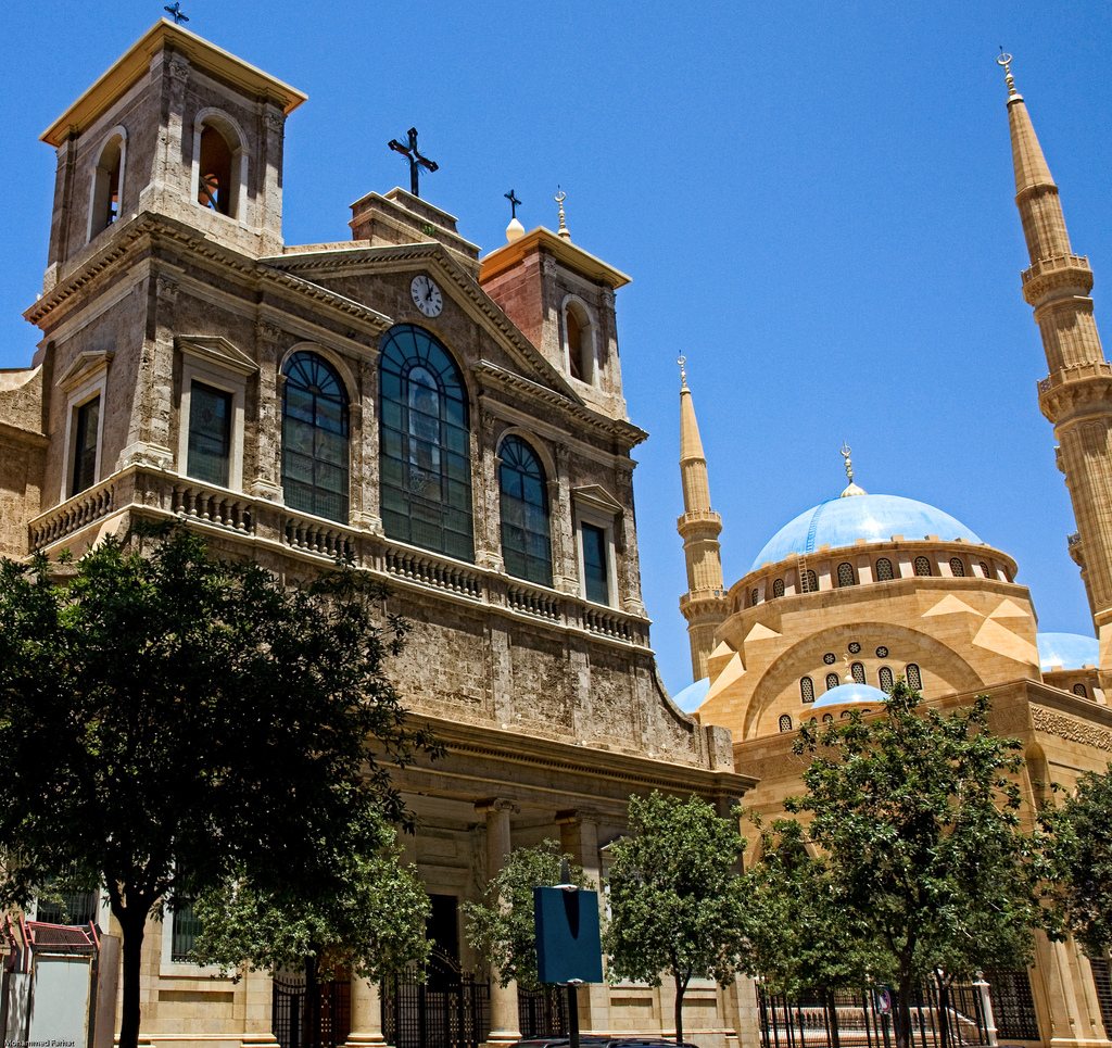 La cattedrale maronita di San Giorgio a Beirut, a sinistra accanto a una moschea.